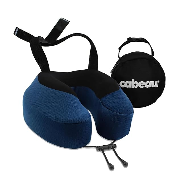 Cabeau Evolution S3 Reisekissen am Flugzeugsitz befestigt